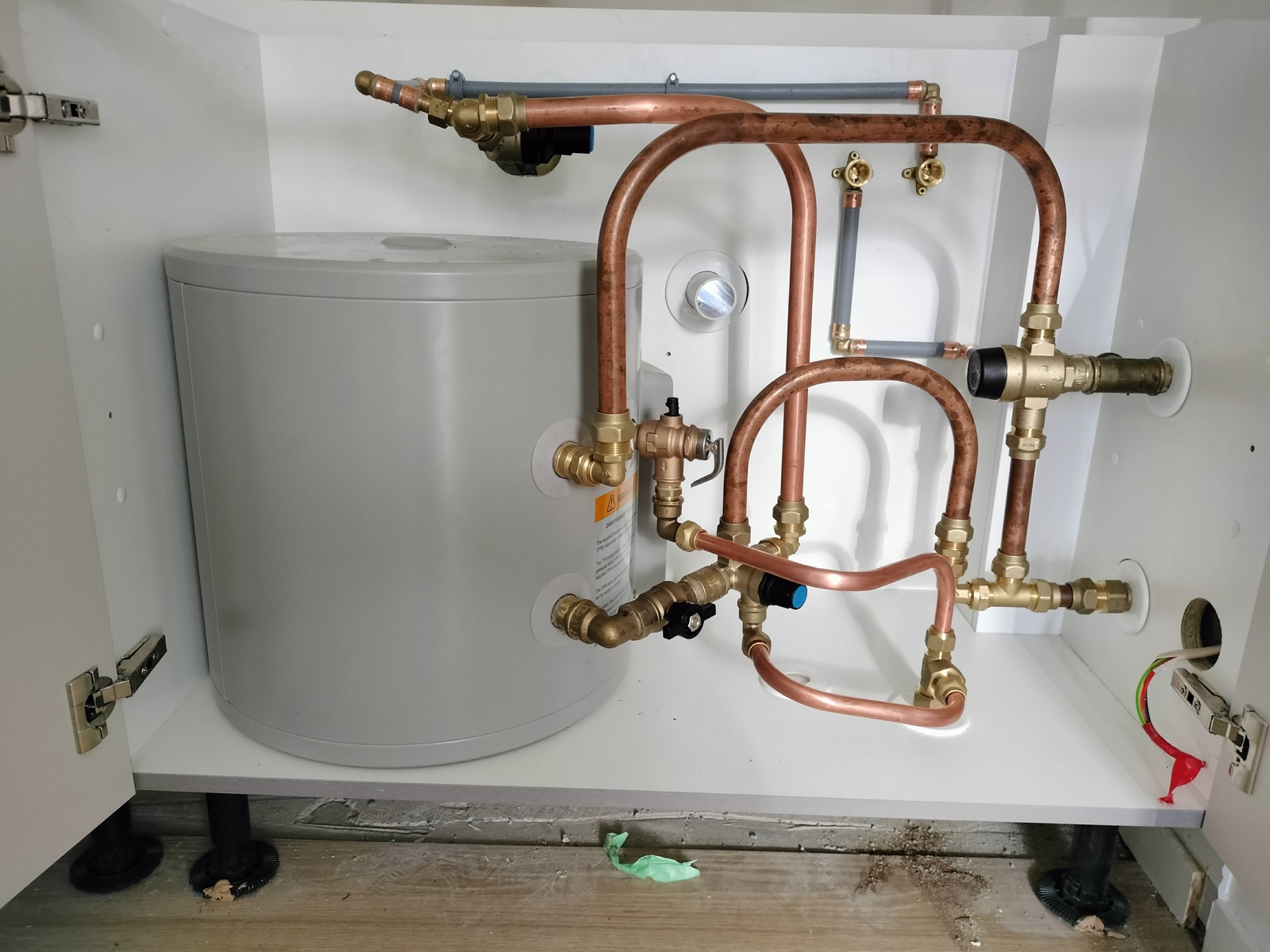 Mains-pressure cylinder & copper manifold