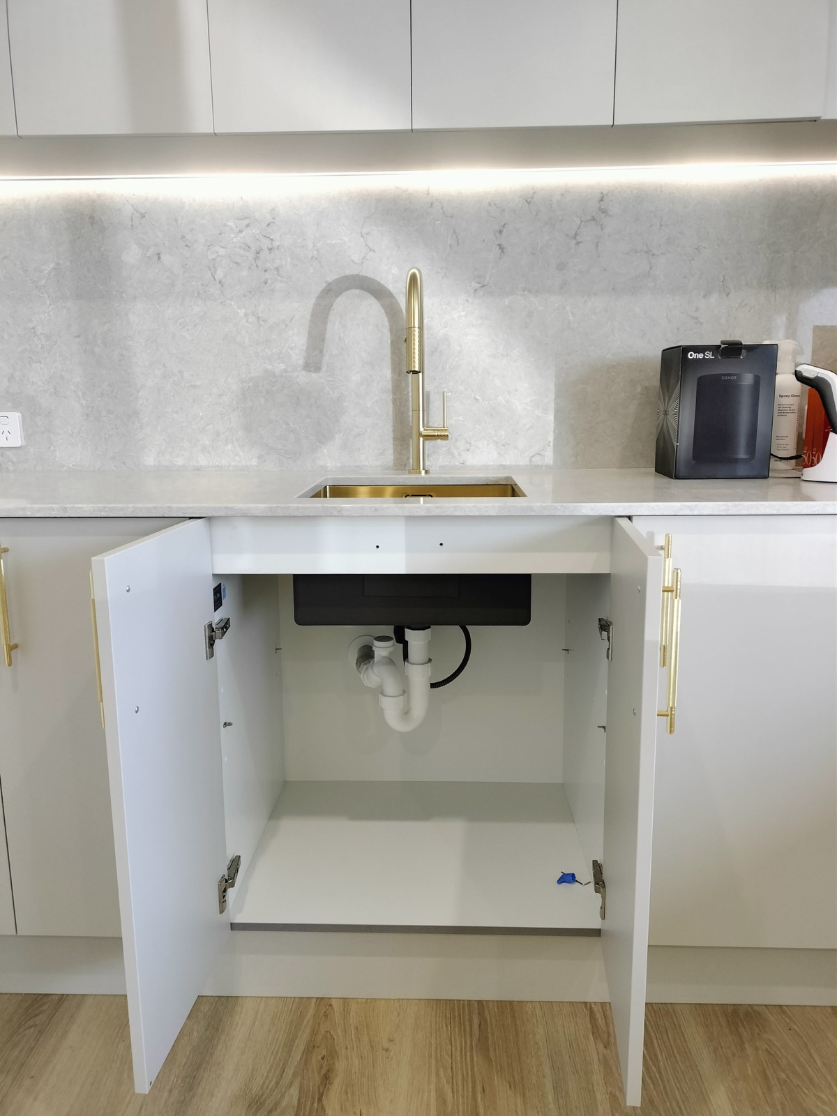 Kitchen sink & under-bench plumbing