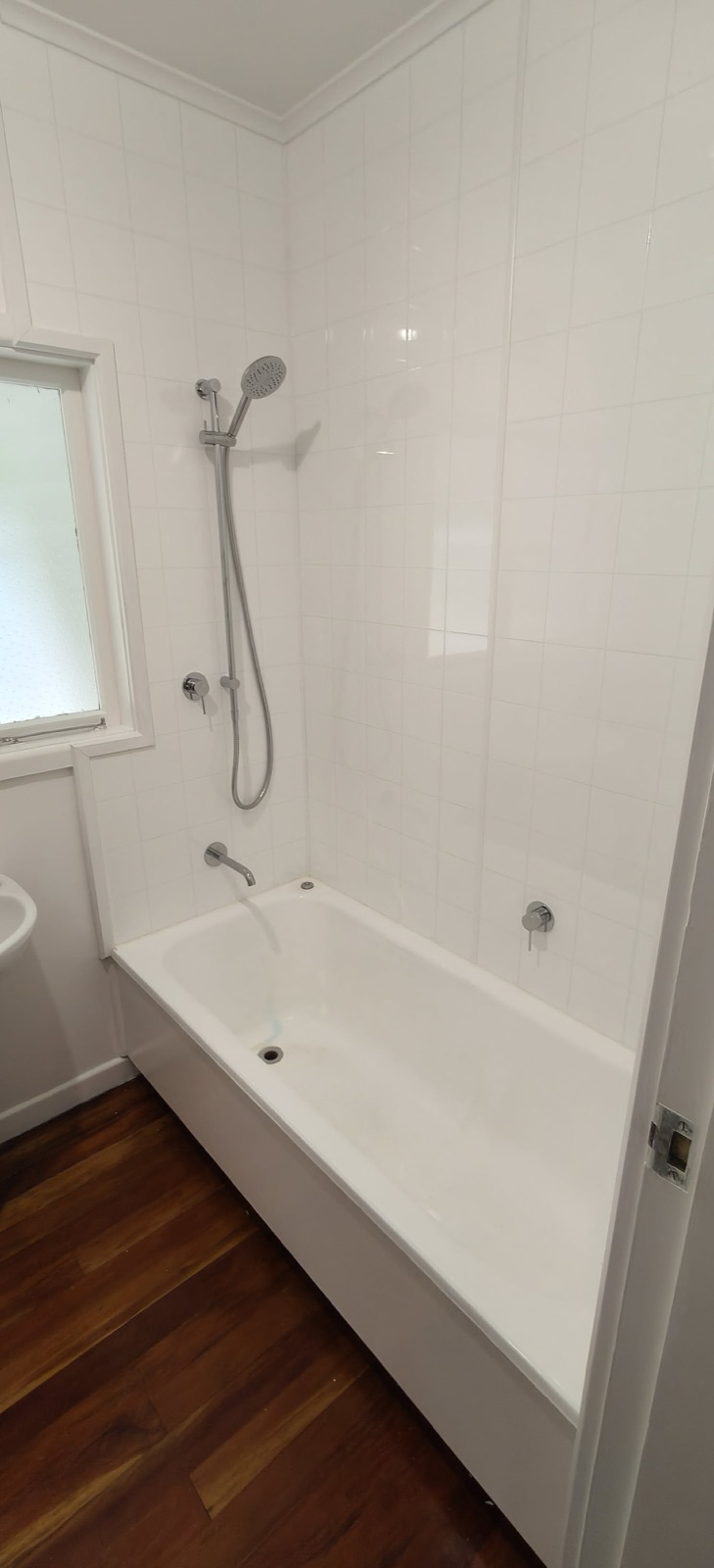 Tiled bath & shower combo